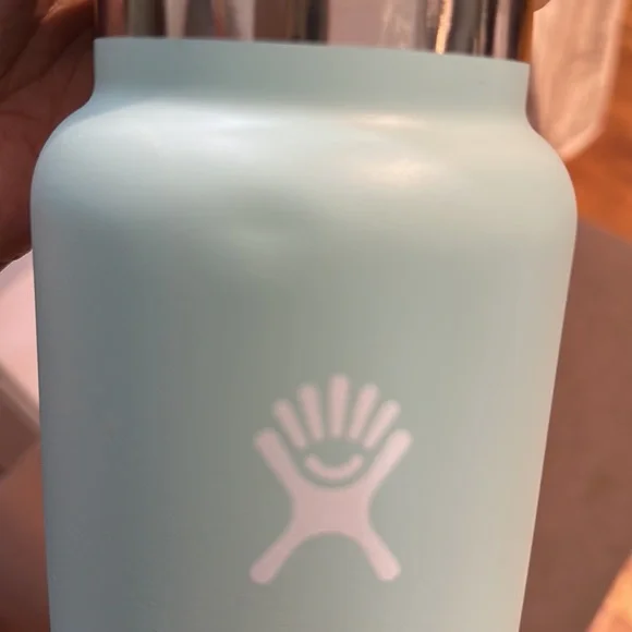 32 oz HydroFlask Dew - Picture 2 of 4
